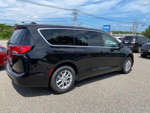 2025 Chrysler Voyager LX