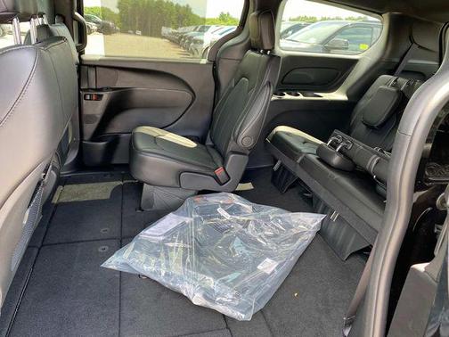 2025 Chrysler Voyager LX