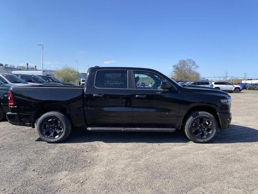 Diamond Black Crystal Pearlcoat 2026 RAM 1500 Express