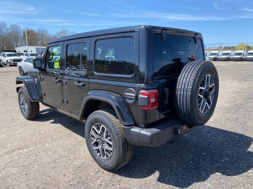 2025 Jeep Wrangler 4-Door Sahara 4x4