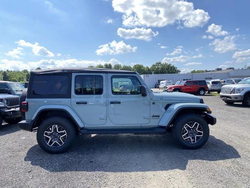 Earl Clearcoat 2026 Jeep Wrangler 4-Door Sahara 4x4