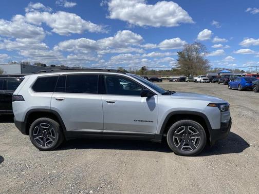 Silver Zynith Clearcoat 2026 Jeep Cherokee Laredo 4x4