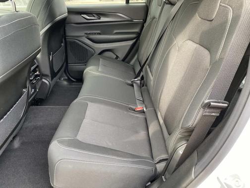 Bright White Clearcoat 2026 Jeep Grand Cherokee Laredo