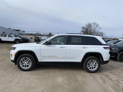 Bright White Clearcoat 2026 Jeep Grand Cherokee Laredo