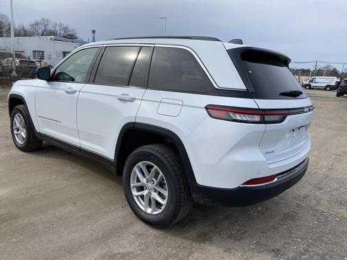 Bright White Clearcoat 2026 Jeep Grand Cherokee Laredo