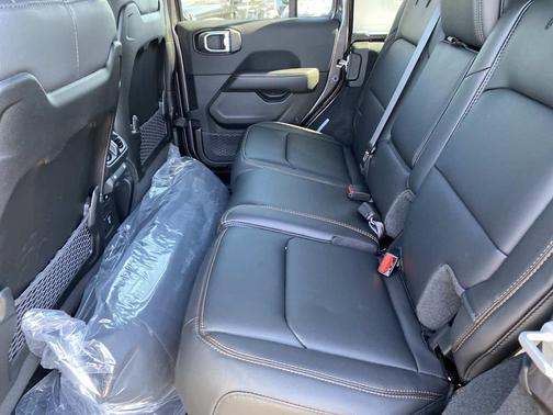 Granite Crystal Metallic Clearcoat 2026 Jeep Wrangler 4-Door Sahara 4x4