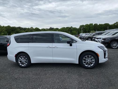 Bright White Clearcoat 2027 Chrysler Pacifica L