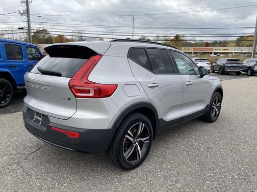 2024 Volvo XC40 B5 Core Dark Theme