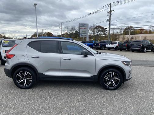 2024 Volvo XC40 B5 Core Dark Theme