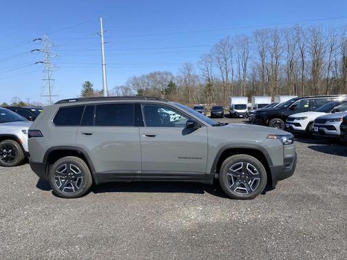 Sting-Gray Clearcoat 2026 Jeep Cherokee Laredo 4x4