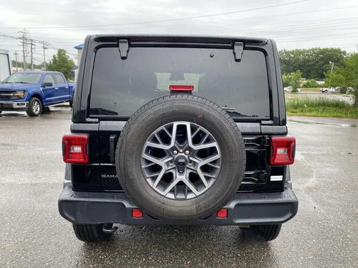 Black Clearcoat 2025 Jeep Wrangler 4-Door Sahara 4x4