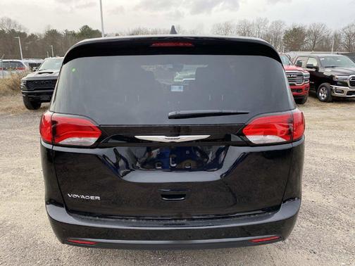 Diamond Black Crystal Pearlcoat 2026 Chrysler Voyager LX