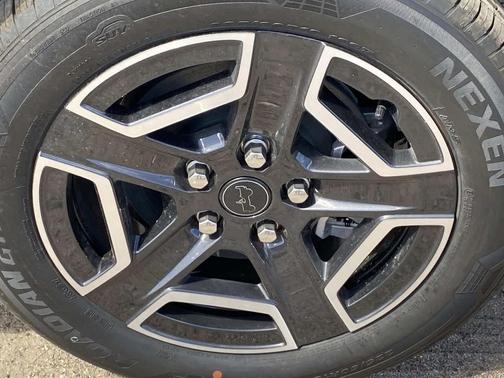 Silver Zynith Clearcoat 2026 Jeep Cherokee Laredo 4x4