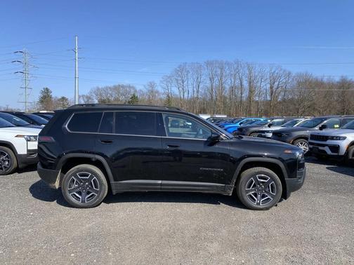 Diamond Black Crystal Pearlcoat 2026 Jeep Cherokee Laredo 4x4