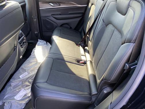 Diamond Black Crystal Pearlcoat 2026 Jeep Grand Cherokee Altitude
