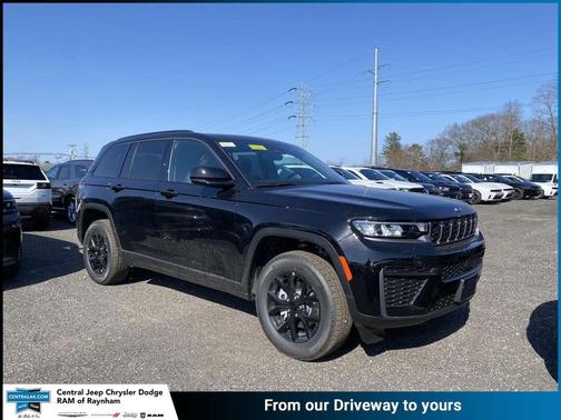 Diamond Black Crystal Pearlcoat 2026 Jeep Grand Cherokee Altitude