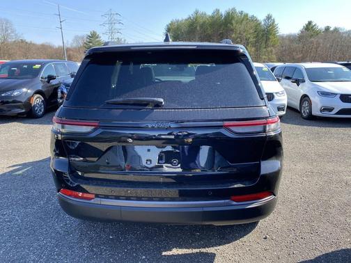 Diamond Black Crystal Pearlcoat 2026 Jeep Grand Cherokee Altitude