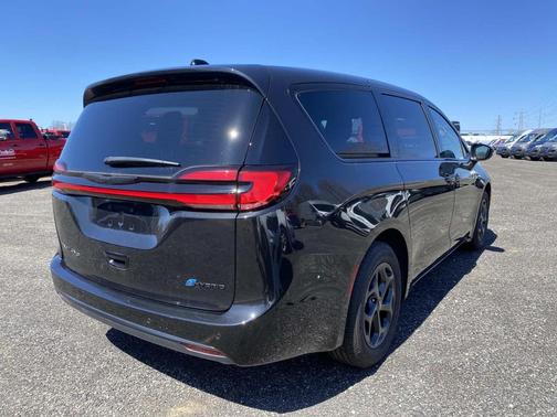 Brilliant Black Crystal Pearlcoat 2023 Chrysler Pacifica Hybrid Touring L