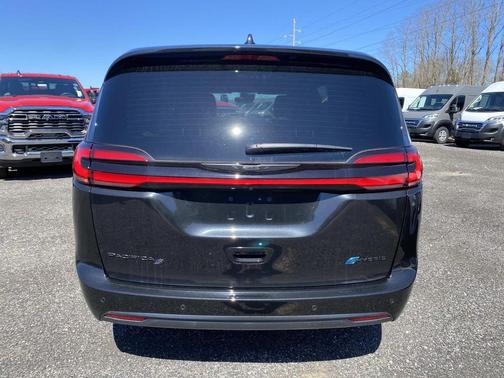 Brilliant Black Crystal Pearlcoat 2023 Chrysler Pacifica Hybrid Touring L