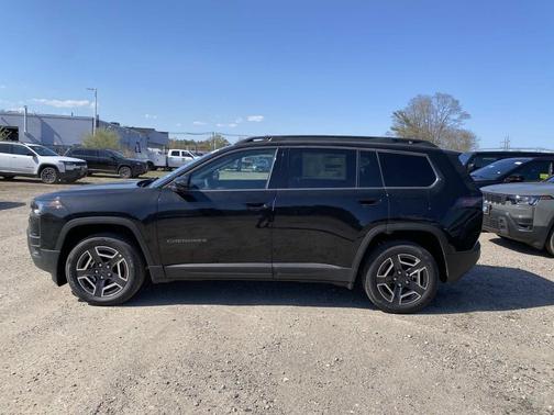 Diamond Black Crystal Pearlcoat 2026 Jeep Cherokee Laredo 4x4