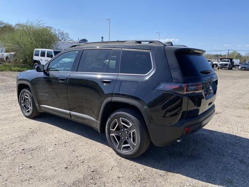 Diamond Black Crystal Pearlcoat 2026 Jeep Cherokee Laredo 4x4