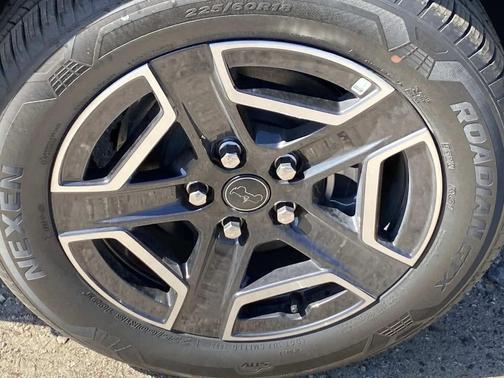 Diamond Black Crystal Pearlcoat 2026 Jeep Cherokee Laredo 4x4