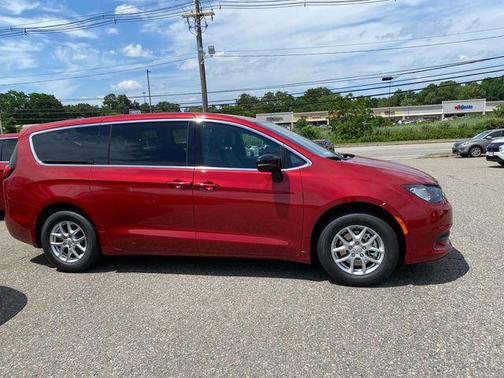 2025 Chrysler Voyager LX