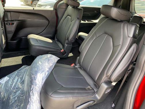 2025 Chrysler Voyager LX