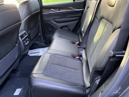 2026 Jeep Grand Cherokee Altitude