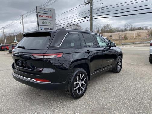 Diamond Black Crystal Pearlcoat 2023 Jeep Grand Cherokee Limited