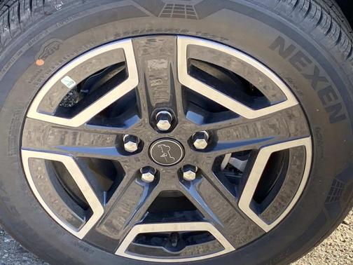 Diamond Black Crystal Pearlcoat 2026 Jeep Cherokee Laredo 4x4