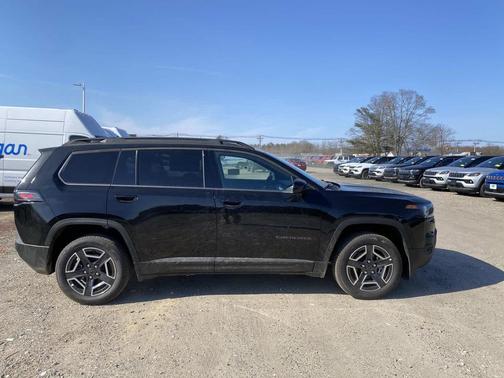 Diamond Black Crystal Pearlcoat 2026 Jeep Cherokee Laredo 4x4