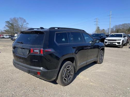 Diamond Black Crystal Pearlcoat 2026 Jeep Cherokee Laredo 4x4