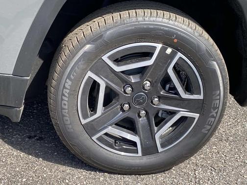 Sting-Gray Clearcoat 2026 Jeep Cherokee Laredo 4x4