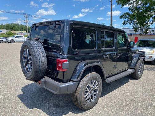2025 Jeep Wrangler 4-Door Sahara 4x4
