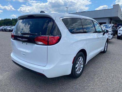 2025 Chrysler Voyager LX