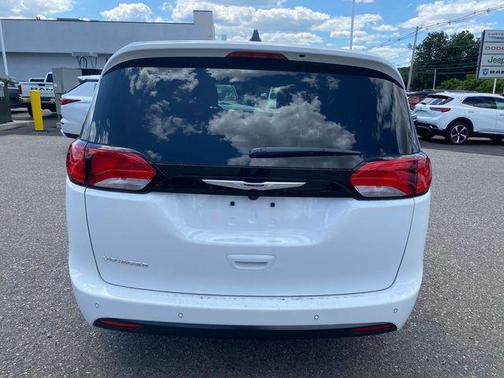 2025 Chrysler Voyager LX