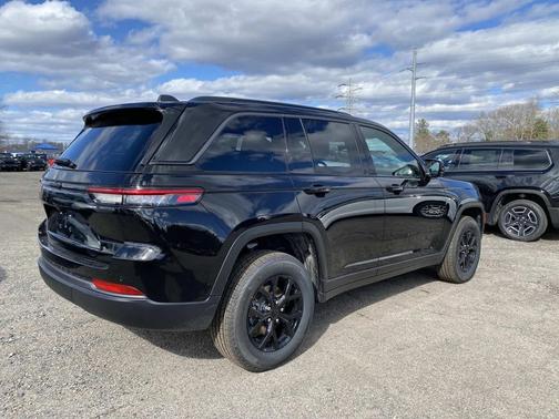 Diamond Black Crystal Pearlcoat 2026 Jeep Grand Cherokee Altitude
