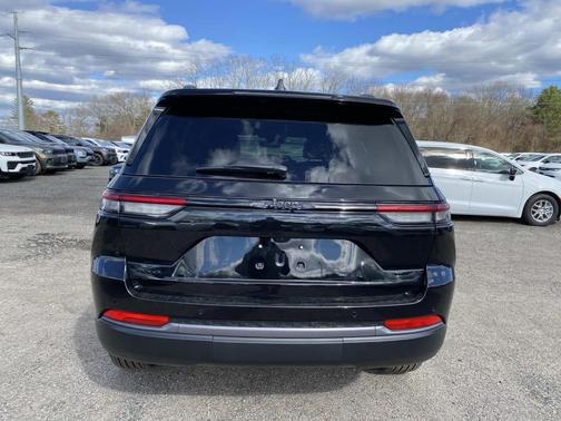 Diamond Black Crystal Pearlcoat 2026 Jeep Grand Cherokee Altitude