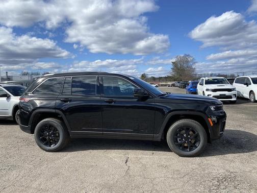 Diamond Black Crystal Pearlcoat 2026 Jeep Grand Cherokee Altitude
