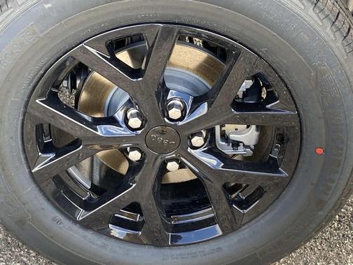 Diamond Black Crystal Pearlcoat 2026 Jeep Grand Cherokee Altitude