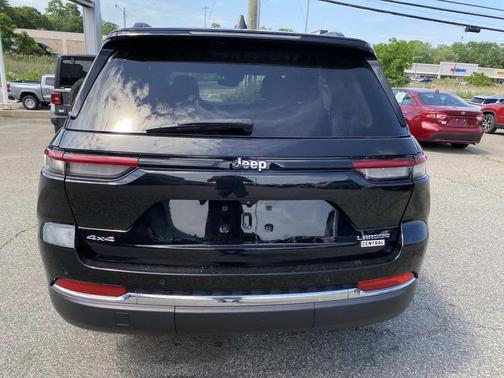 Diamond Black Crystal Pearlcoat 2023 Jeep Grand Cherokee Laredo