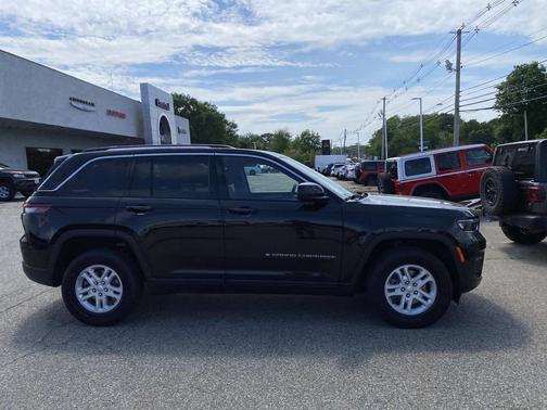 Diamond Black Crystal Pearlcoat 2023 Jeep Grand Cherokee Laredo