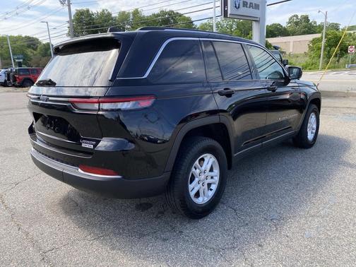 Diamond Black Crystal Pearlcoat 2023 Jeep Grand Cherokee Laredo