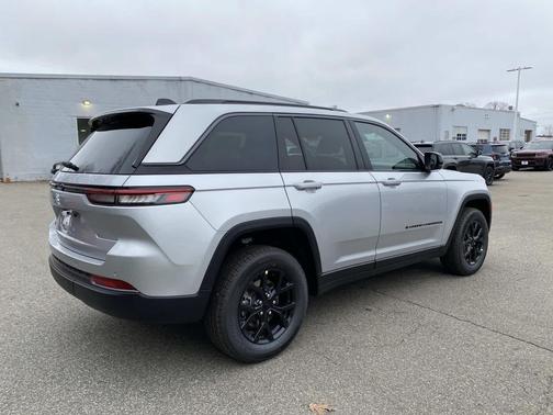 Silver Zynith 2026 Jeep Grand Cherokee Altitude