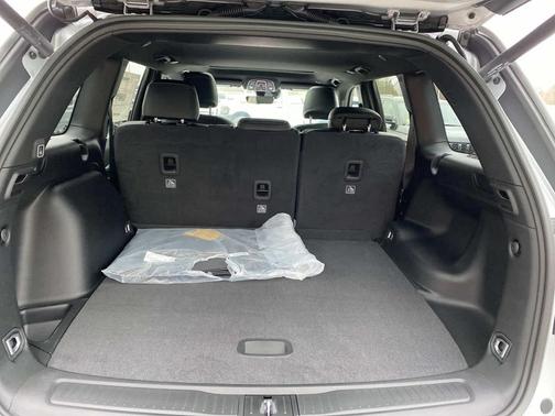 Silver Zynith 2026 Jeep Grand Cherokee Altitude