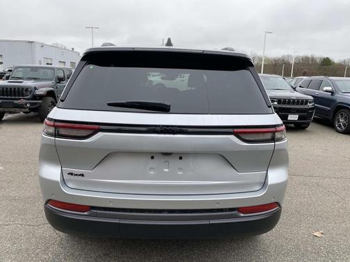 Silver Zynith 2026 Jeep Grand Cherokee Altitude