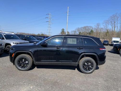 Diamond Black Crystal Pearlcoat 2026 Jeep Grand Cherokee Altitude