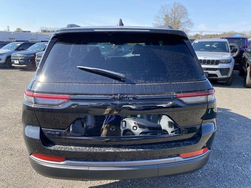 Diamond Black Crystal Pearlcoat 2026 Jeep Grand Cherokee Altitude