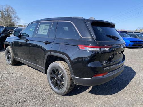 Diamond Black Crystal Pearlcoat 2026 Jeep Grand Cherokee Altitude